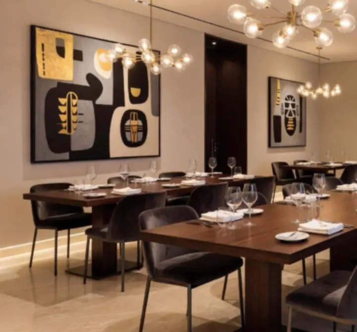 Elegáns belső tér a Magyar Restaurant Clubban, művészi dekorációval és prémium anyagokkal.